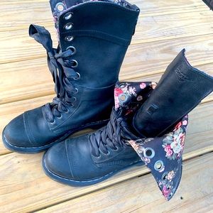 Free shipping! Dr. Martens Triumph 1914 boots 8